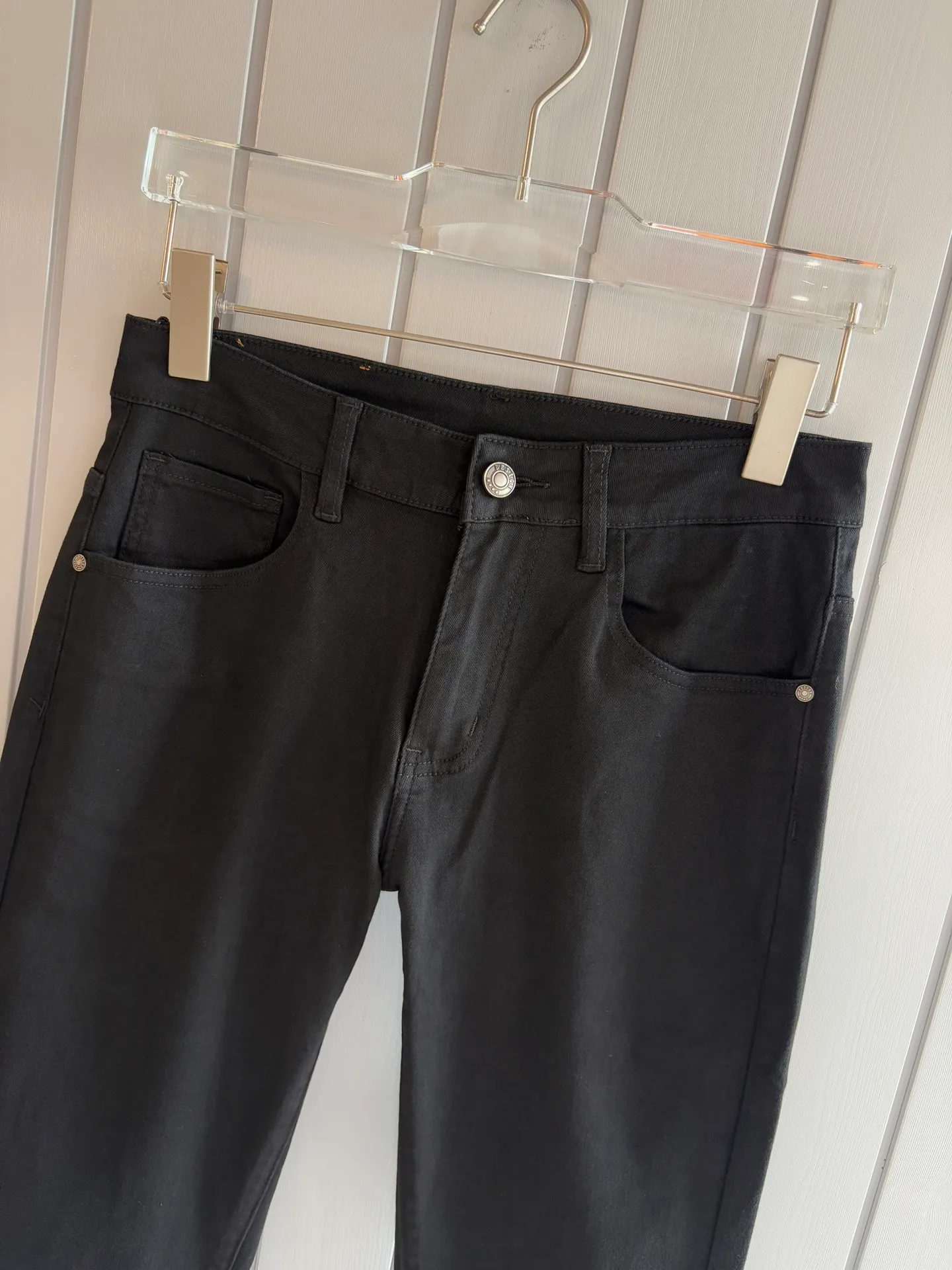 P240 A super stylish pair of jeans, customized original washed denim fabric, unique design, top-notch embroidered letter pattern logo, original hardware accessories decoration, an extremely outstanding pair of jeans, the materials and craftsmanship are extremely luxurious and exquisite, extremely high-grade, handsome and stylish upper body, recommended 👍, 005 code number: 29-38 but not 35; 37